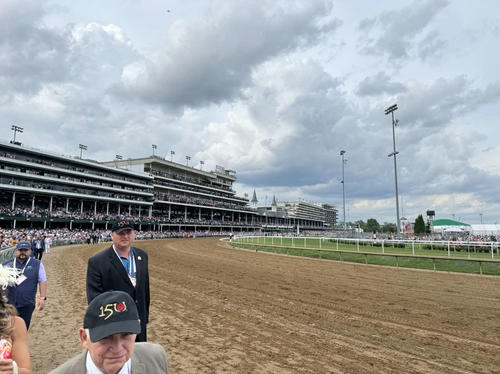 ケンタッキーダービー当日のチャーチルダウンズ競馬場。馬場はどんどん乾いていきました