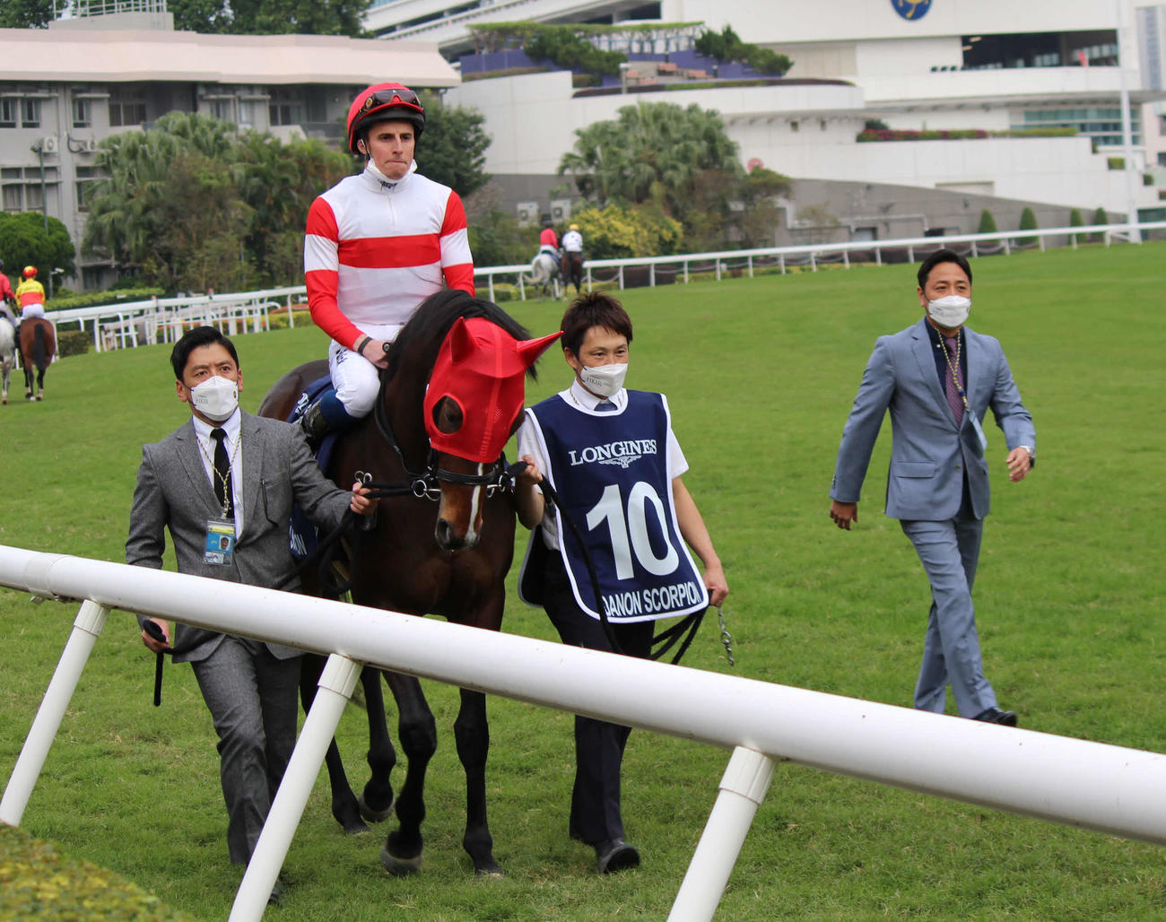 22年12月の香港国際競走で安田景一朗助手（左）と安藤裕氏（右）