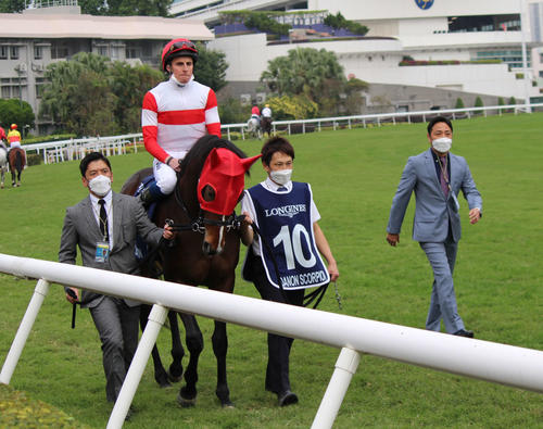 22年12月の香港国際競走で安田景一朗助手（左）と安藤裕氏（右）