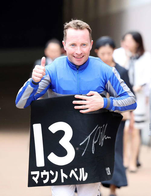 5月19日東京12R三峰山特別を制しポーズを決めるオシェア騎手。免許最終週の今週も応援お願いします（撮影・鈴木正人）