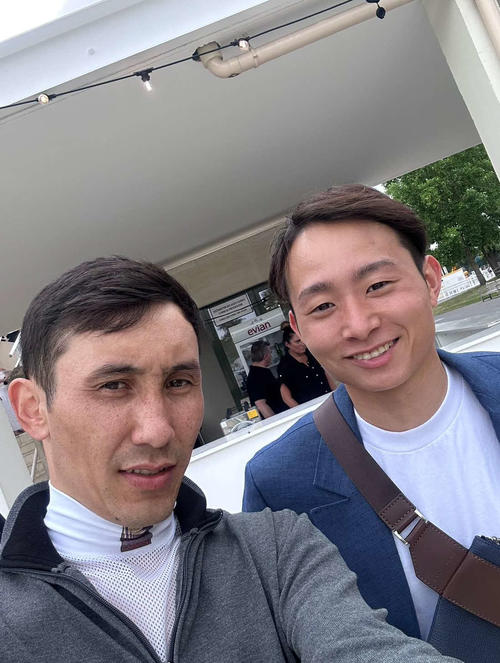 フランスで再会したムルザバエフ騎手（左）と岩田望来騎手。ムーちゃん、喜んでいました