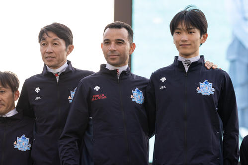 2024WASJ優勝のJ・モレイラ騎手(中)、2位の武豊騎手(左)、3位の坂井騎手(右)