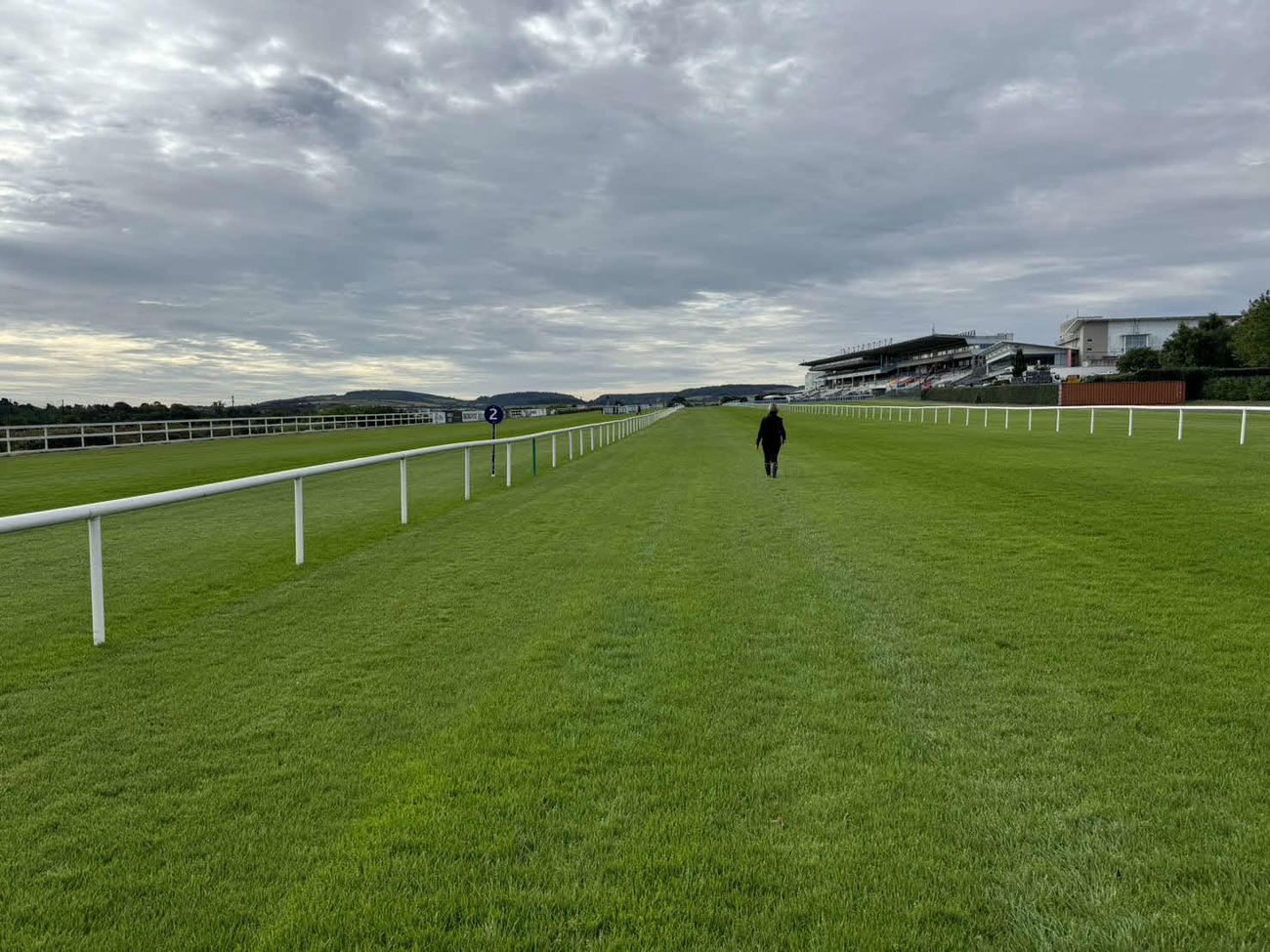 レース前日、レパーズタウン競馬場のコースを歩いて確認しました