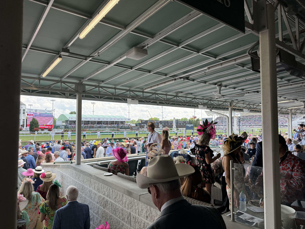 ケンタッキーダービー当日はこんなに華やかな雰囲気です
