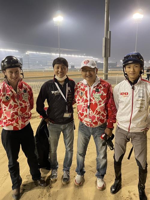 ドバイで左からマーフィー騎手、安藤氏、矢作師、坂井瑠星騎手