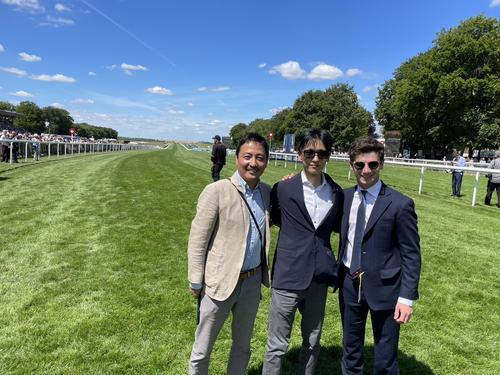 22年夏の英国で左から安藤氏、坂井瑠星騎手、マーフィー騎手