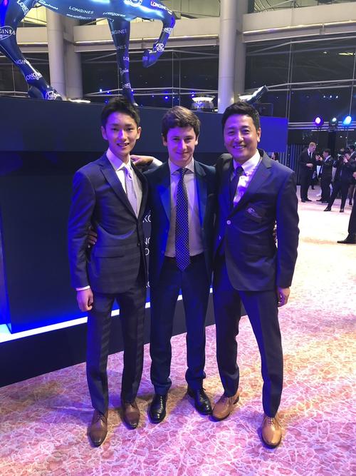 香港で坂井瑠星騎手とマーフィー騎手が初対面したときの写真です。右が安藤氏