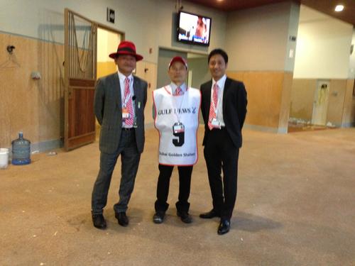 メイダン競馬場で矢作師と渋田助手と安藤裕