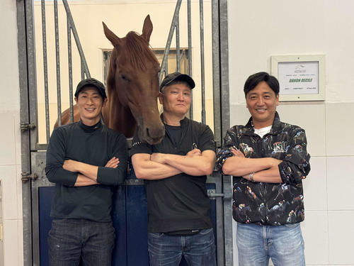ドバイシーマCを制したダノンデサイルと担当の原口さん(中)、柴田技術調教師(左)。自分が表彰式に参加できなかったの翌朝にあらためて(笑い)