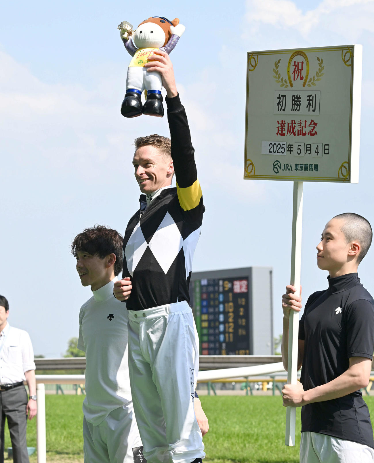 東京9R、府中Sをアスクカムオンモアで制し、JRA初勝利を挙げ、歓声に応えるディー騎手（撮影・千葉一成）