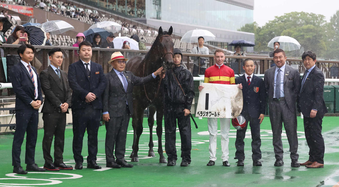 17日東京5Rを勝ち、口取りをするディー騎手とベラジオワールド関係者（撮影・丹羽敏通）