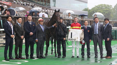 17日東京5Rを勝ち、口取りをするディー騎手とベラジオワールド関係者（撮影・丹羽敏通）