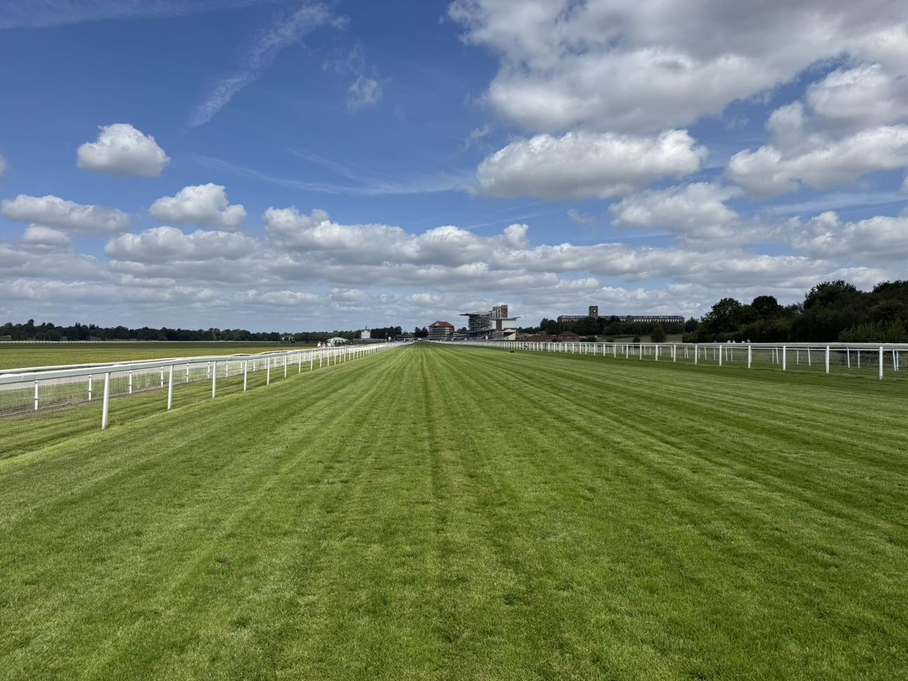 インターナショナルSが行われるヨーク競馬場の直線（撮影・安藤裕）