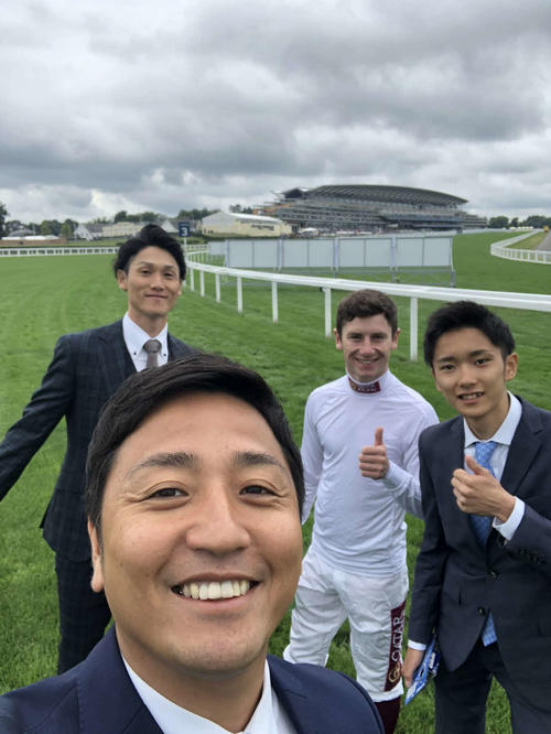 19年にアスコット競馬場を歩きました。後列左から友道厩舎の大江助手、マーフィー騎手、坂井瑠星騎手