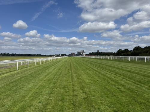 インターナショナルSが行われるヨーク競馬場の直線（撮影・安藤裕）