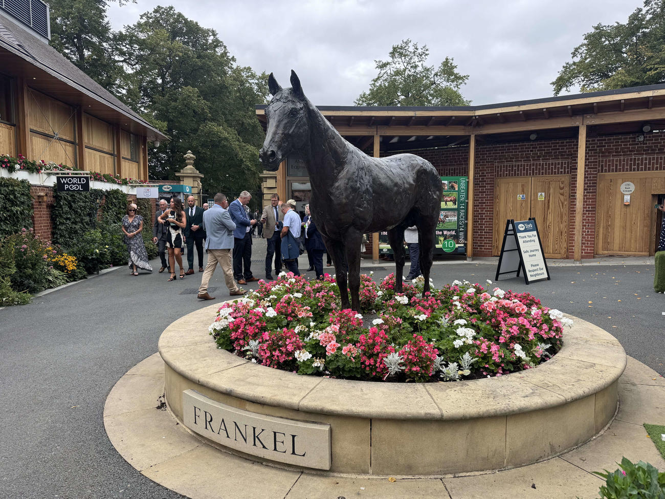 ヨーク競馬場の入り口にあるフランケルの銅像です
