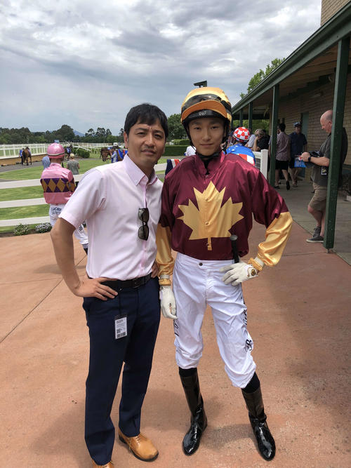 10日にアイルランド（コーク競馬場）で久しぶりに撮ってみたツーショット。約8年たって2人とも大人になりました（笑い）