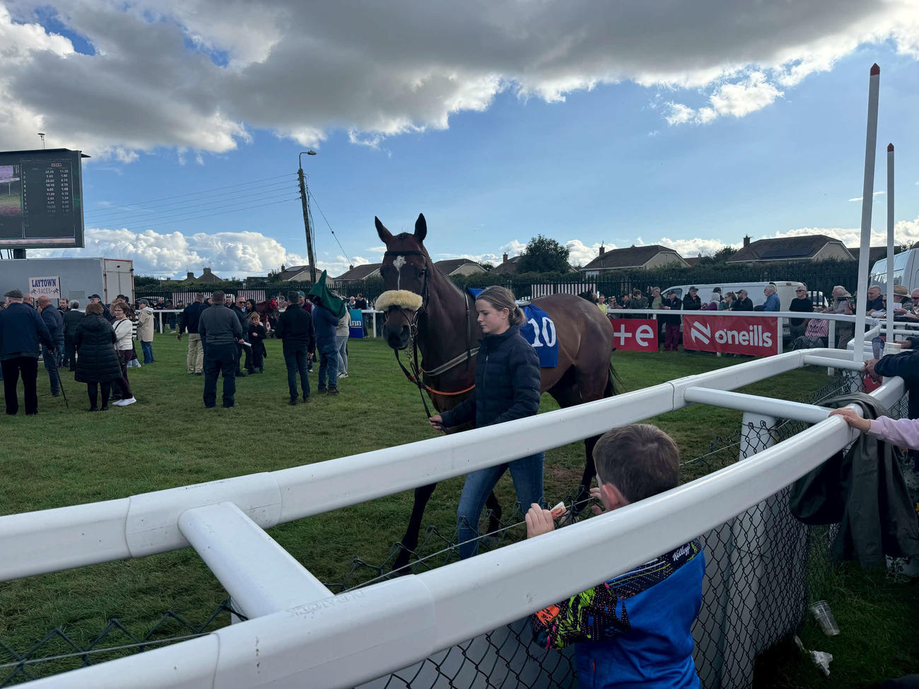 砂浜で行われるアイルランドの名物レイタウン競馬場へ行ってきました（撮影・安藤裕）