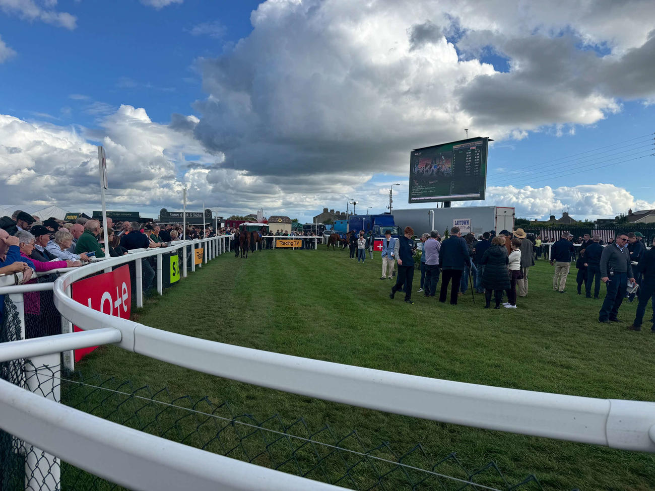 砂浜で行われるアイルランドの名物レイタウン競馬場へ行ってきました（撮影・安藤裕）