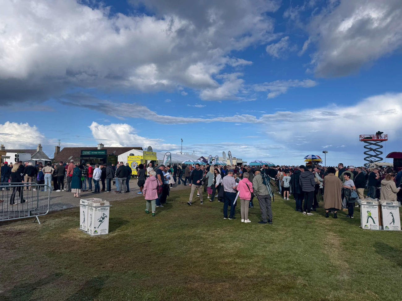 砂浜で行われるアイルランドの名物レイタウン競馬場へ行ってきました（撮影・安藤裕）