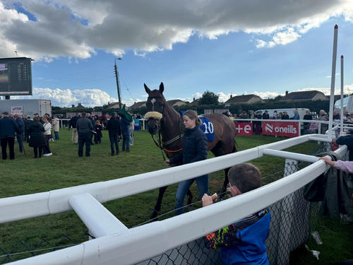 砂浜で行われるアイルランドの名物レイタウン競馬場へ行ってきました（撮影・安藤裕）