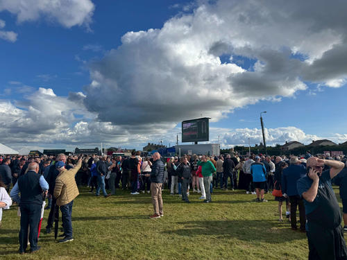 砂浜で行われるアイルランドの名物レイタウン競馬場へ行ってきました（撮影・安藤裕）