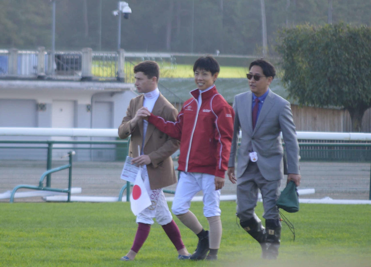 レース前、馬場のチェックしながら握手をする北村友騎手（中央）とマーフィー騎手（左）と安藤氏（撮影・藤本真育）