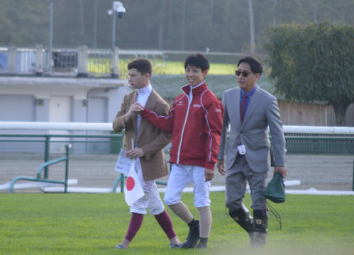 レース前、馬場のチェックしながら握手をする北村友騎手（中央）とマーフィー騎手（左）と安藤氏（撮影・藤本真育）