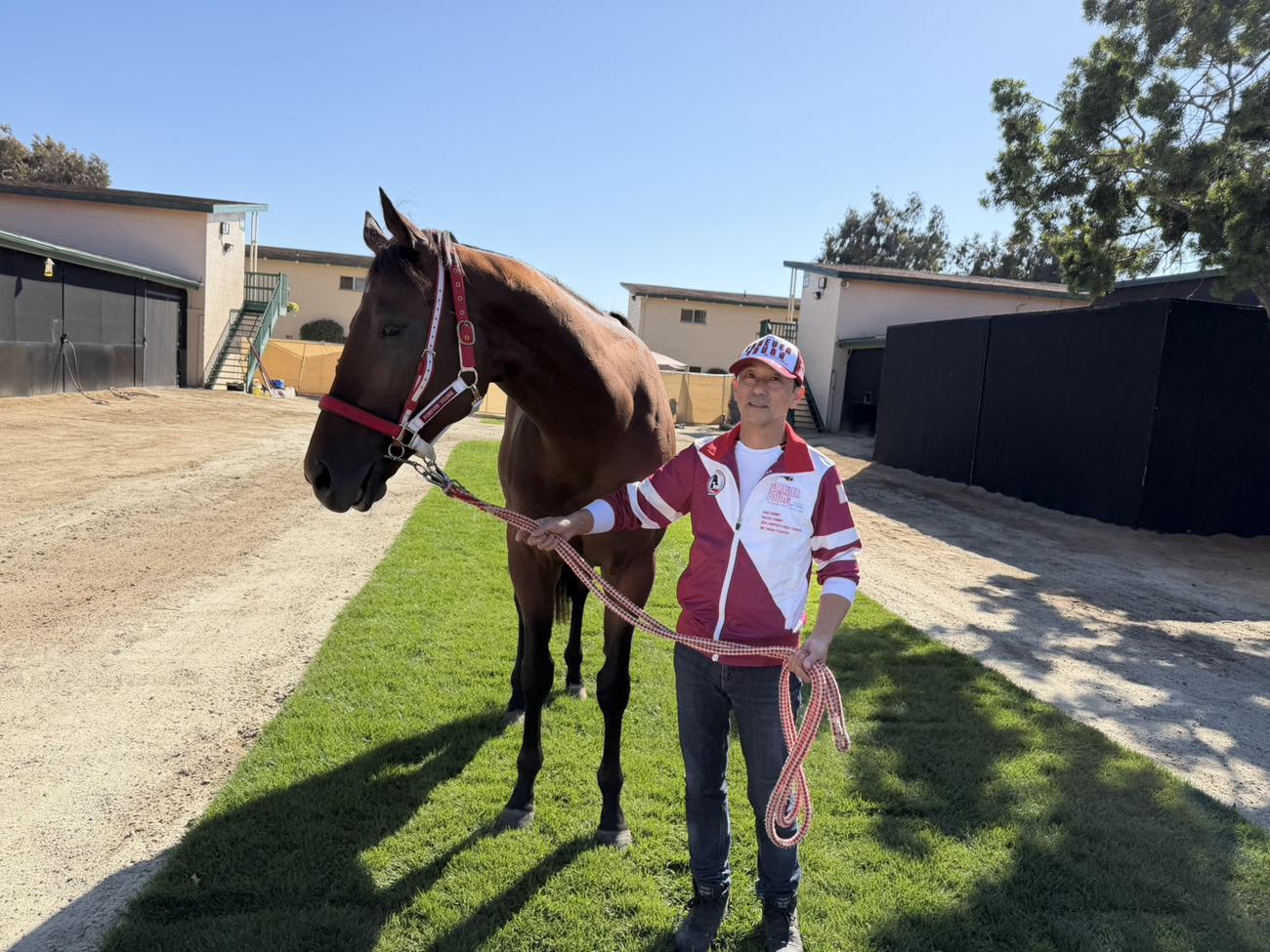 デルマー競馬場で調整するフォーエバーヤングと渋田助手（撮影・安藤裕）