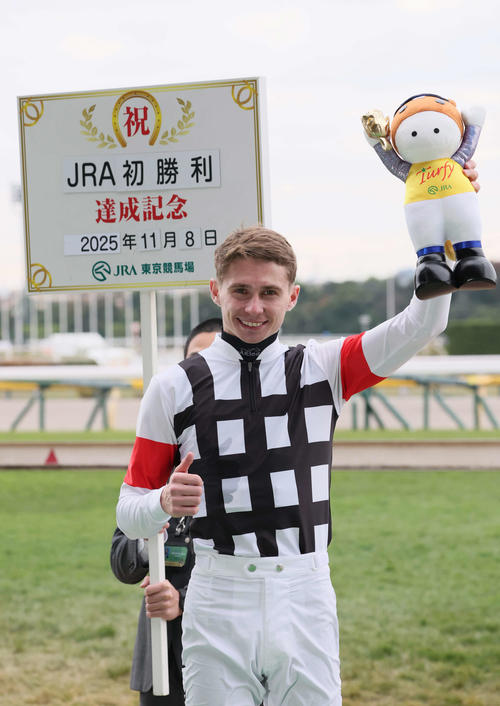 東京1R、2歳未勝利戦をプルメリアリノで制してJRA初勝利を挙げたプーシャン騎手（撮影・丹羽敏通）