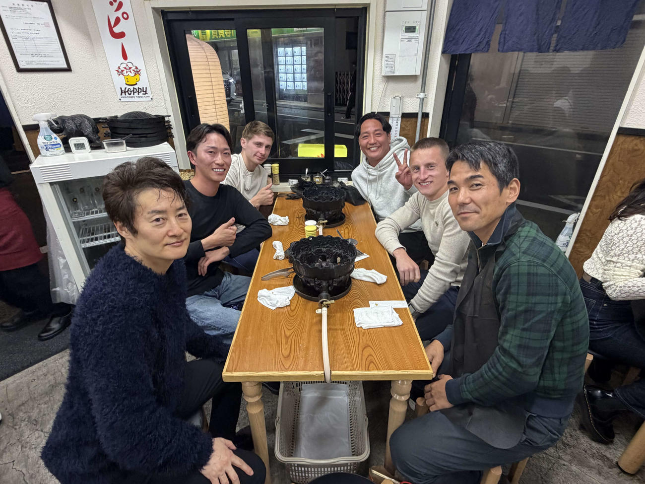 レース後に行ったジンギスカンは大好物となったよう。右上から時計回りに自分、マーカンド騎手、同騎手通訳井上さん、エージェントの中村さん、菅原明騎手、プーシャン騎手