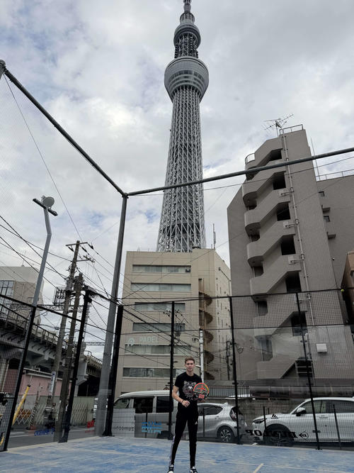 趣味のパデルを楽しんだプーシャン騎手