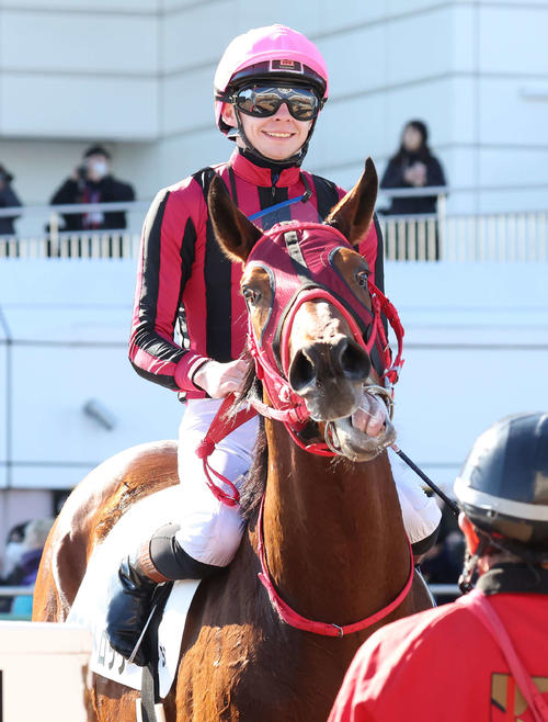 28日中山新馬戦で勝利したクラウトロックとプーシャン騎手（撮影・丹羽敏通）