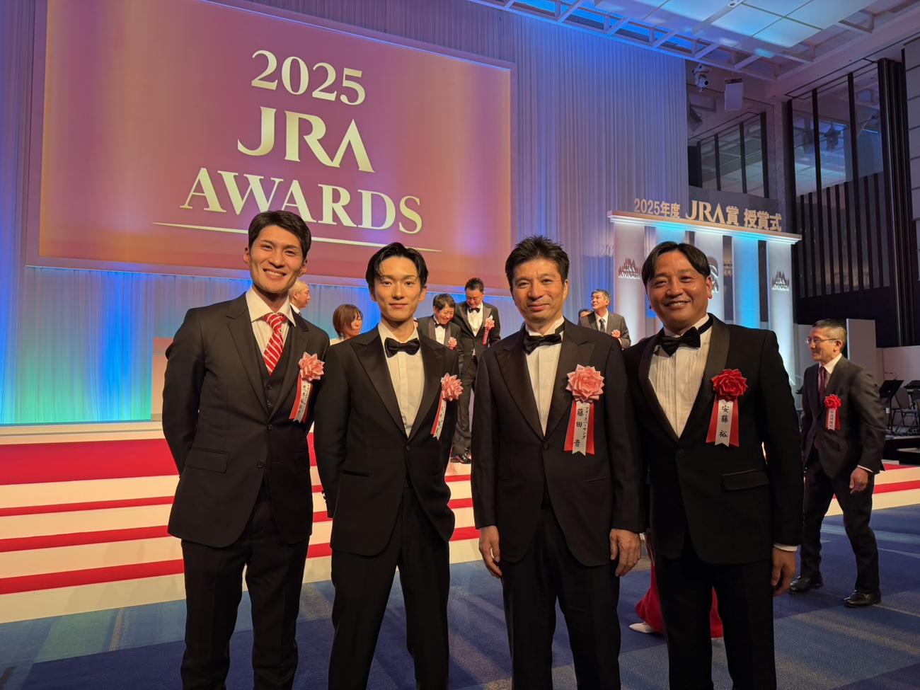 フォーエバーヤングの荒木助手、坂井瑠星騎手、藤田晋オーナーと安藤裕氏