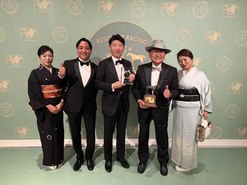 エクリプス賞授賞式でノーザンファーム吉田俊介氏（中央）、矢作師（右から2人目）と一緒に