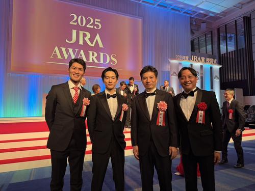 フォーエバーヤングの荒木助手、坂井瑠星騎手、藤田晋オーナーと安藤裕氏
