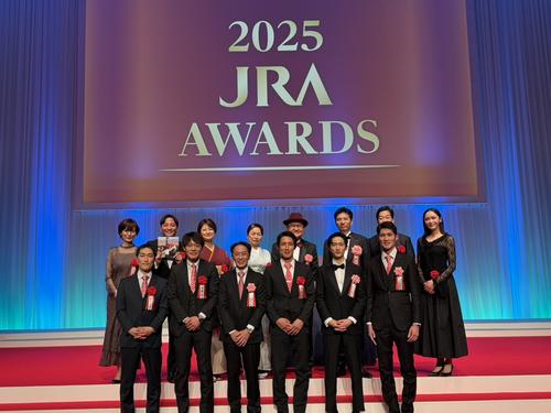 矢作厩舎スタッフ（前列）も記念写真。後列に矢作師、藤田晋オーナー