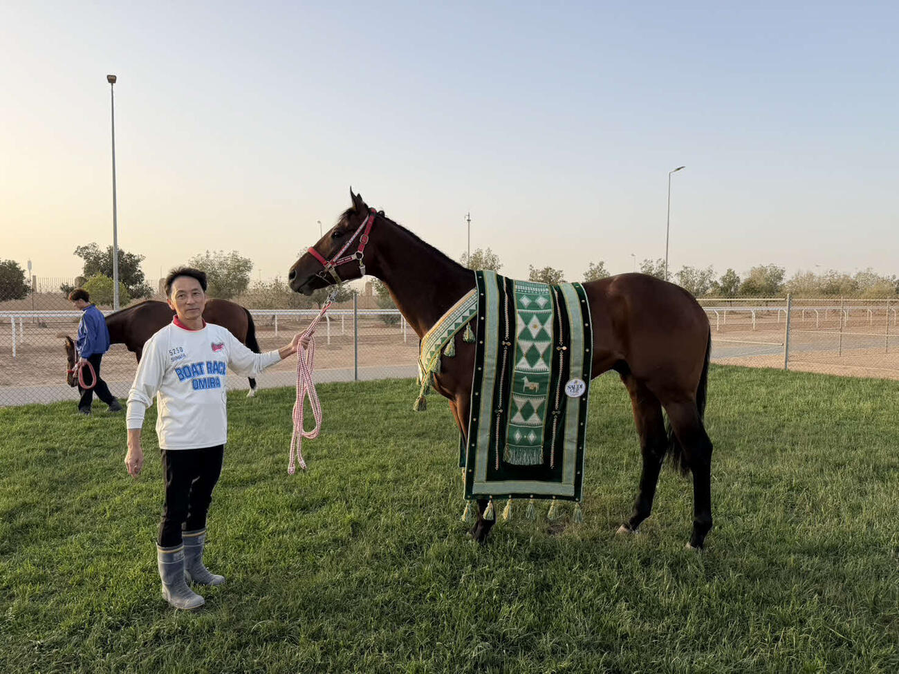 サウジCの優勝レイをかけられたフォーエバーヤング