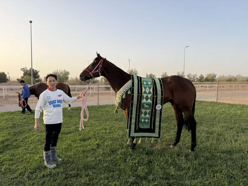サウジCの優勝レイをかけられたフォーエバーヤング