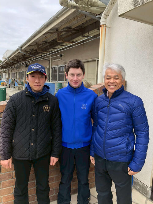 オイシン・マーフィー騎手（中央）と国枝師（右）