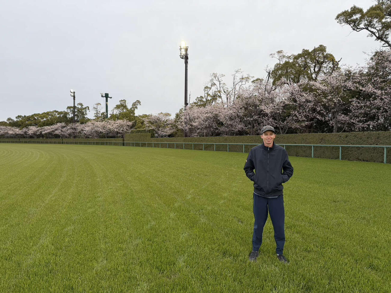 中京競馬場の芝コースを歩いて確認するディー騎手（撮影・安藤裕）