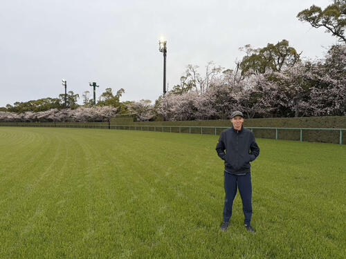中京競馬場の芝コースを歩いて確認するディー騎手（撮影・安藤裕）