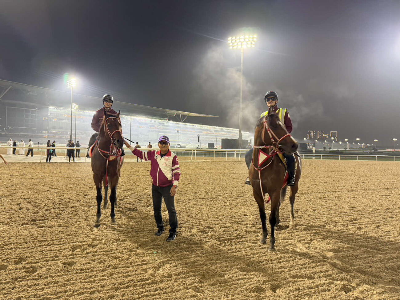 メイダン競馬場で調整するフォーエバーヤング（左）とアメリカンステージと矢作師（撮影・安藤裕）