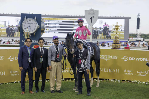 UAEダービーを勝ったワンダーディーンの口取り（C）Dubai Racing Club