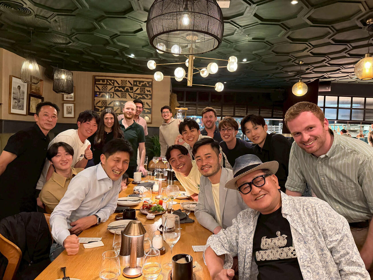 今回のドバイ遠征で私がサポートさせて頂いた皆さまとの決起集会

装蹄師さんや獣医さんなどチームジャパンを支えてくれてた人たちも一緒です。