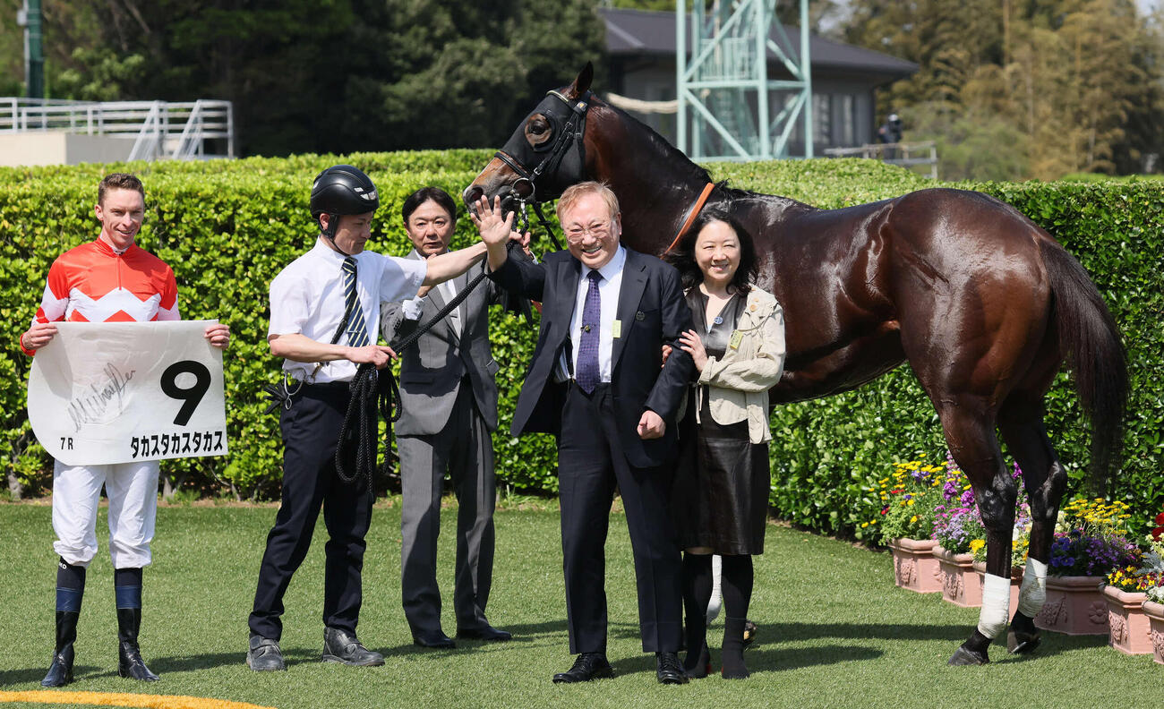 タカスタカスタカスの口取りをするディー騎手とオーナーの高須氏（撮影・丹羽敏通）