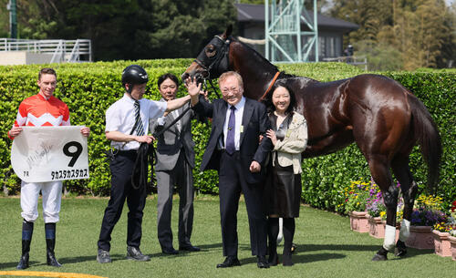 タカスタカスタカスの口取りをするディー騎手とオーナーの高須氏（撮影・丹羽敏通）