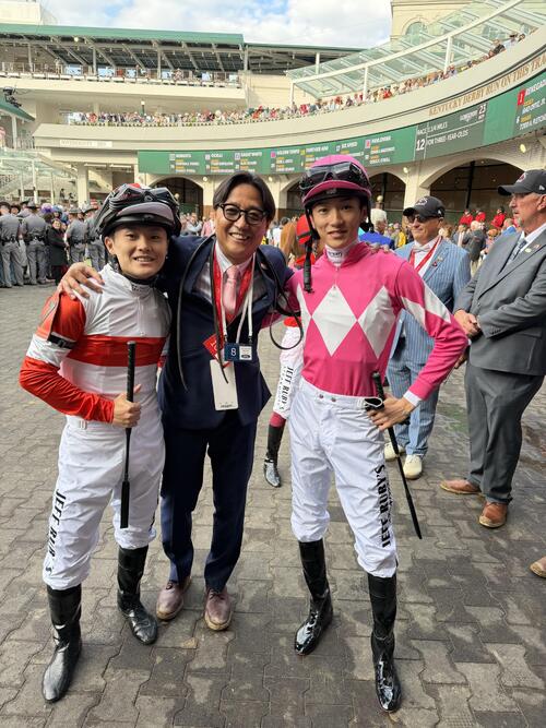 ケンタッキーダービーに騎乗した坂井瑠星騎手（右）、西村淳也騎手（左）とパチリ！