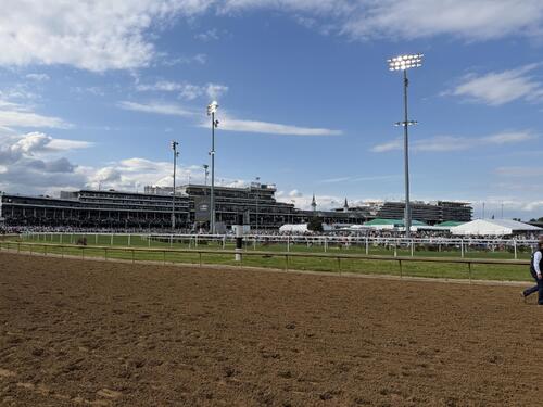ケンタッキーダービー当日のチャーチルダウンズ競馬場