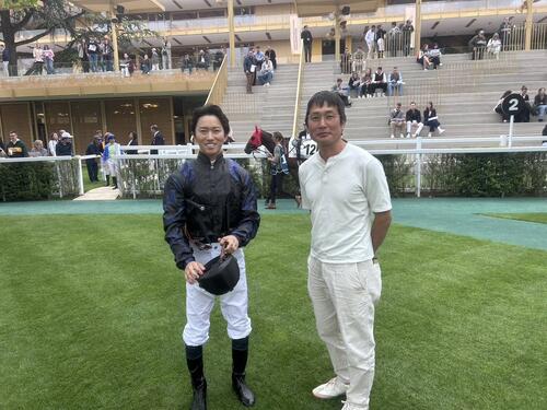 11日のパリロンシャン競馬場でフランス初騎乗初勝利を達成した菅原明良騎手と清水裕夫調教師